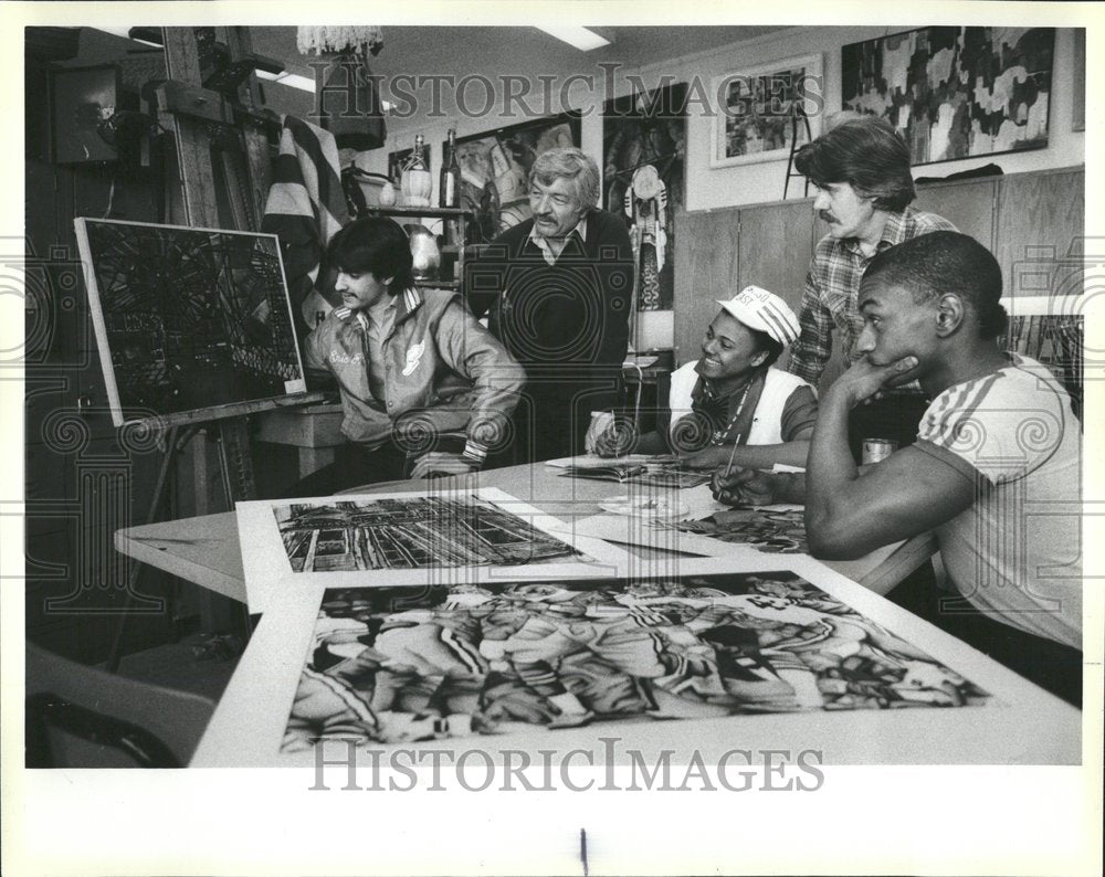 1984 Press Photo Art Creations Being Admired - RRV44743 - Historic Images