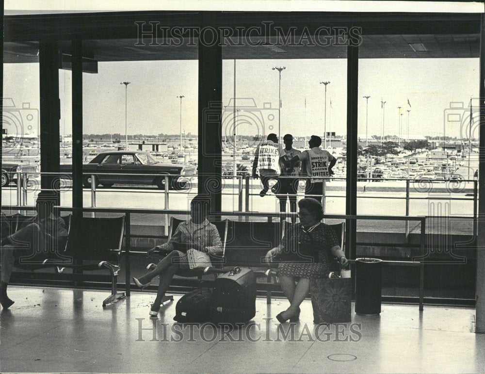 1966 Press Photo Picketers Outside O&#39;Hare Passengers - RRV44751 - Historic Images