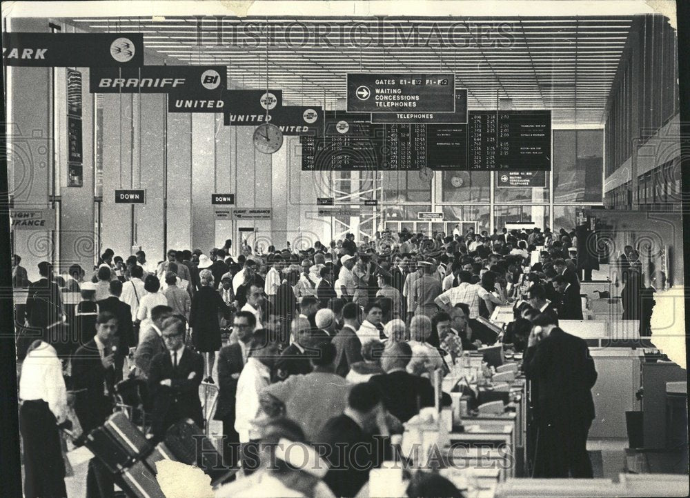 1966 Press Photo Travelers Ticket Counters O&#39;Hare - RRV44759 - Historic Images