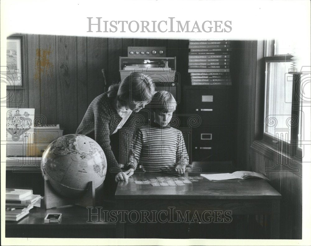 1986 Teacher Nancy Roehm Assists Val Curry - Historic Images