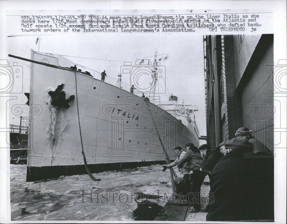 1963 Longshoremen Tie Up Italia Liner - Historic Images