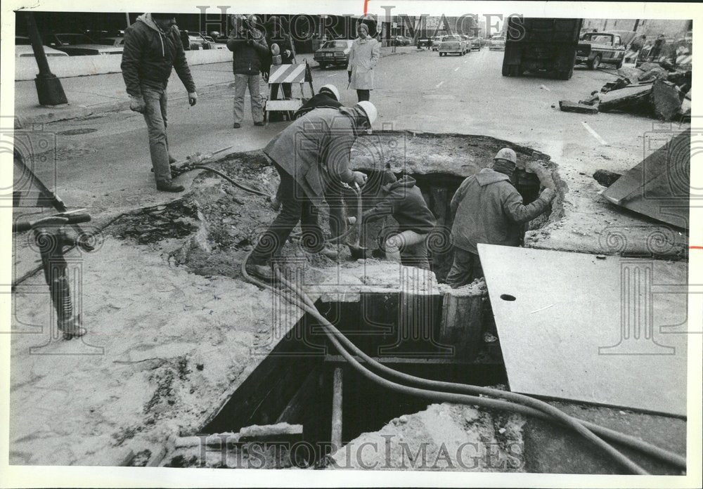 1981 Press Photo Collapsed Chicago Street Repair - RRV44933 - Historic Images