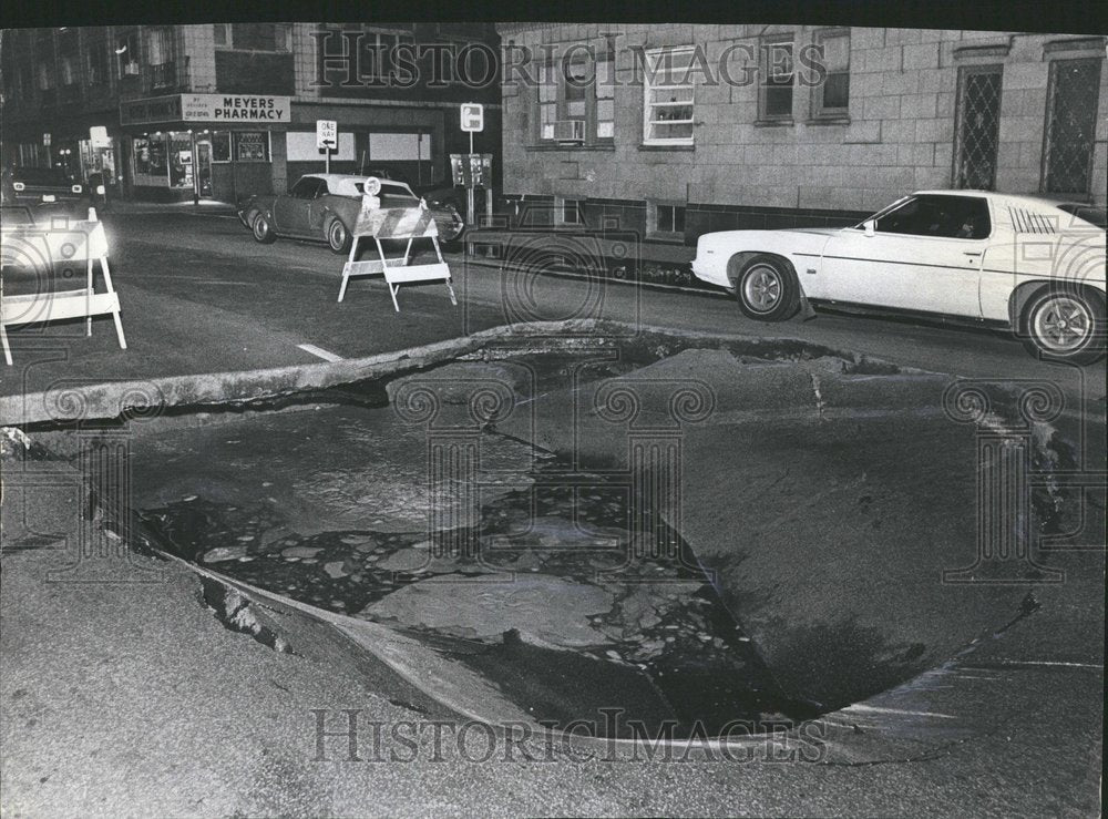 1975 Street Cave In Clarendon Avenue - Historic Images