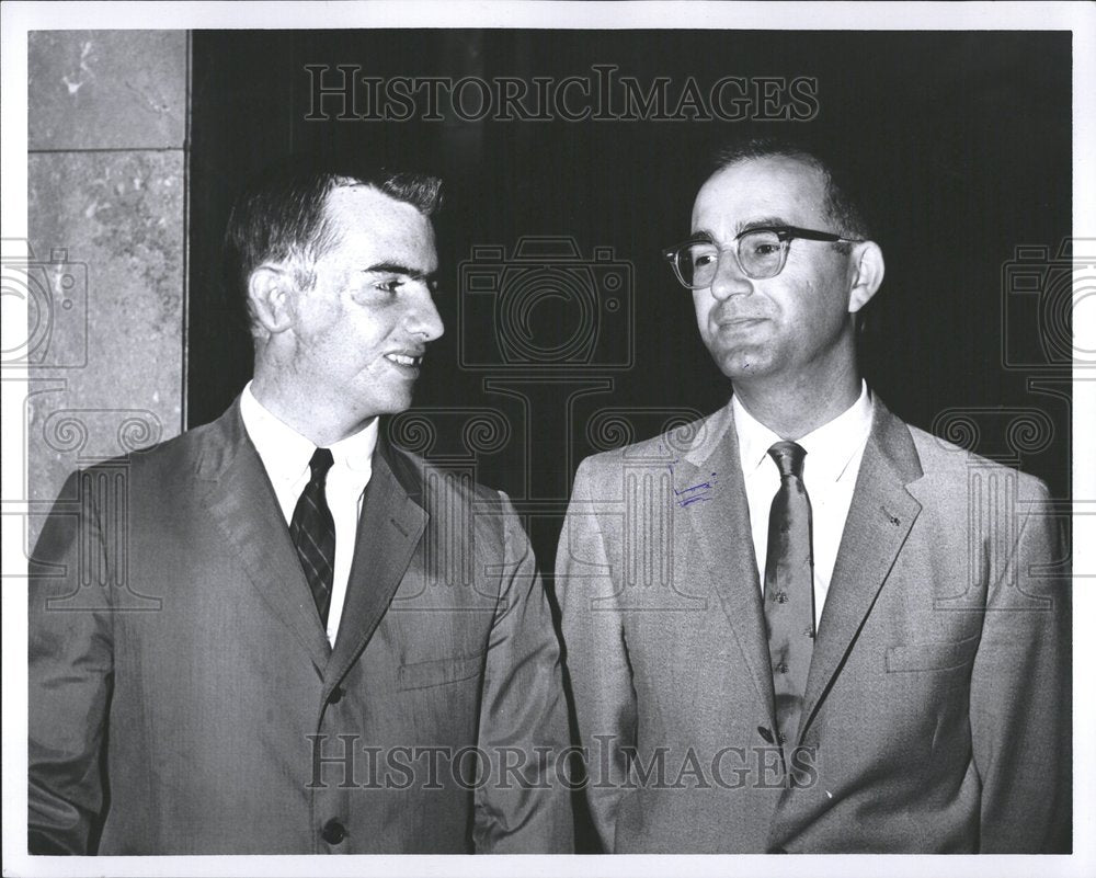 1961 Press Photo Supervisory Ranger With Rescuer - RRV45703 - Historic Images