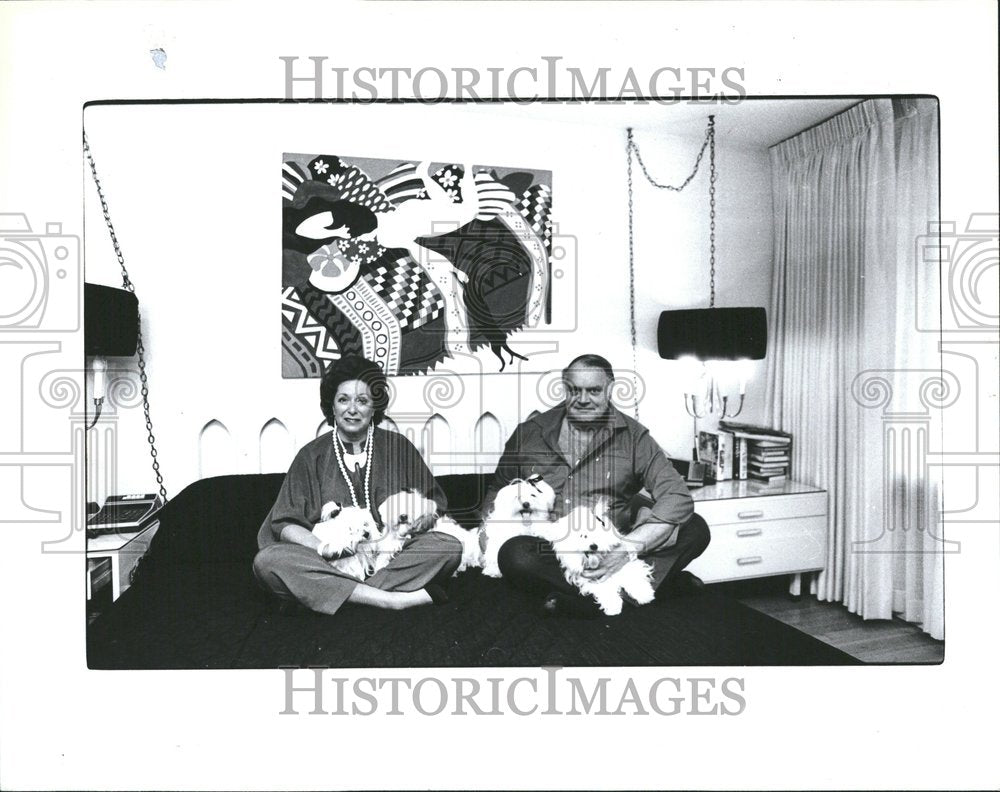 1985 Press Photo Man and woman with dogs - RRV45705 - Historic Images