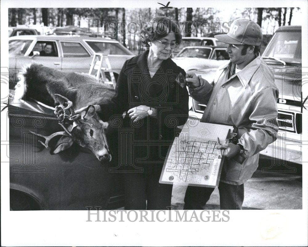 1977 Mrs Edua Moon Bob Bissonnette Hunting - Historic Images