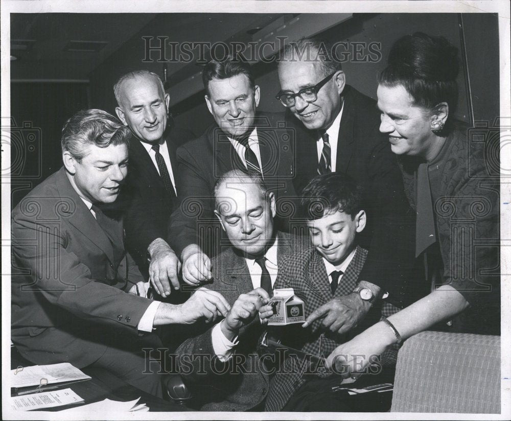 1965 Press Photo Group Collecting For UNICEF Halloween - RRV45789 - Historic Images