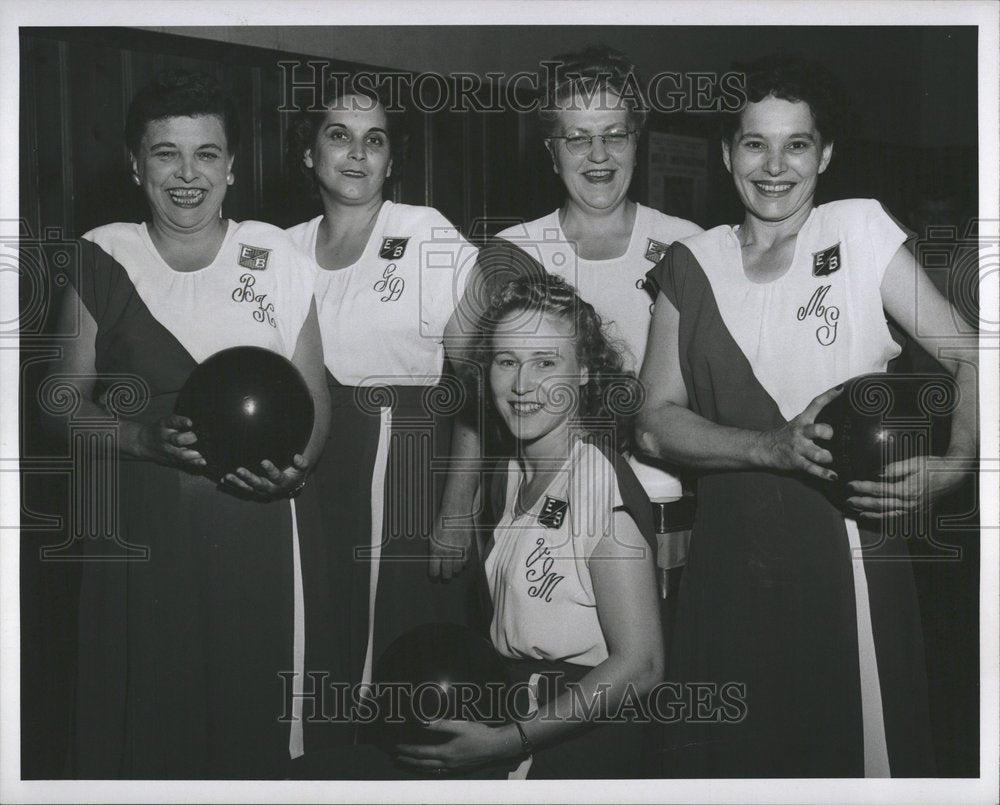 1947 Press Photo EB Women bowling team Eleanor Koepke - RRV46037 - Historic Images