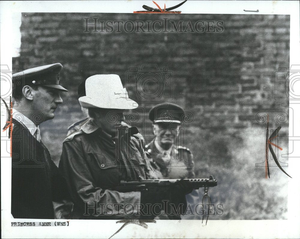 1969 Press Photo Princess Anne Holding Gun Army - RRV46175 - Historic Images