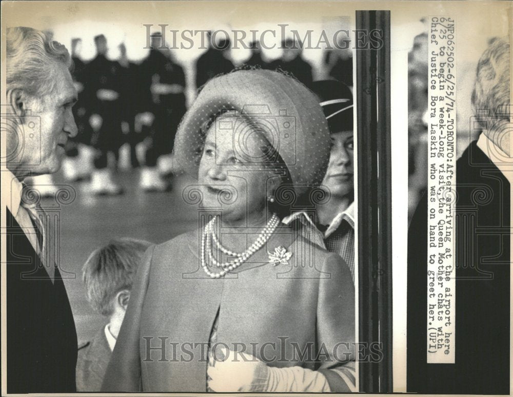 1974 Press Photo Queen Mother Elizabeth Chief Justice - RRV46227 - Historic Images