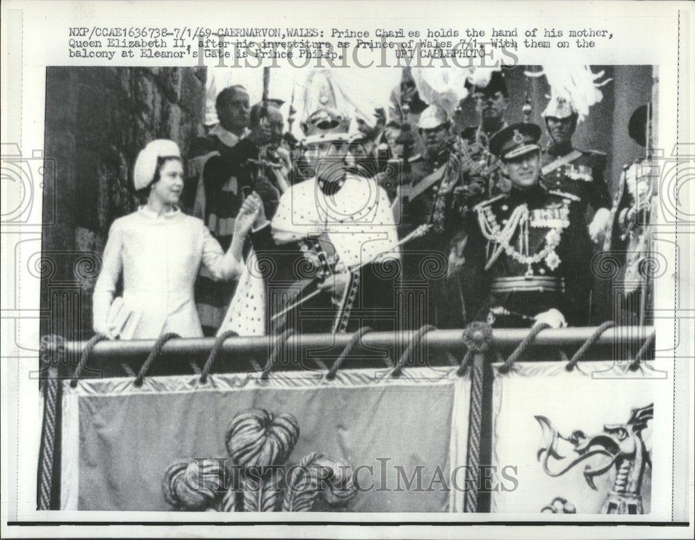 1969 Prince Charles Queen Elizabeth II hand-Historic Images