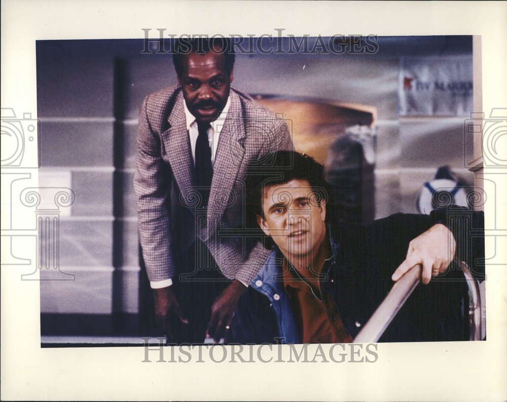 1993, Danny Glover Mel Gibson posed actor - RRV46321 - Historic Images