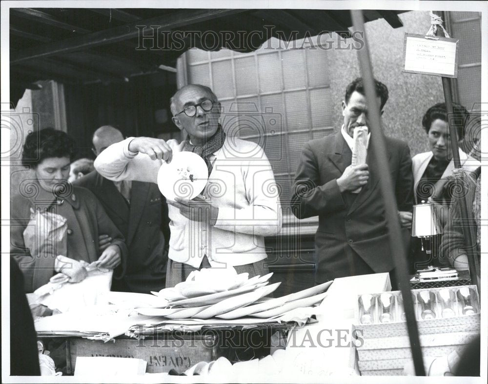 1961 Press Photo Petticoat Lane China Merchant London - RRV46389 - Historic Images