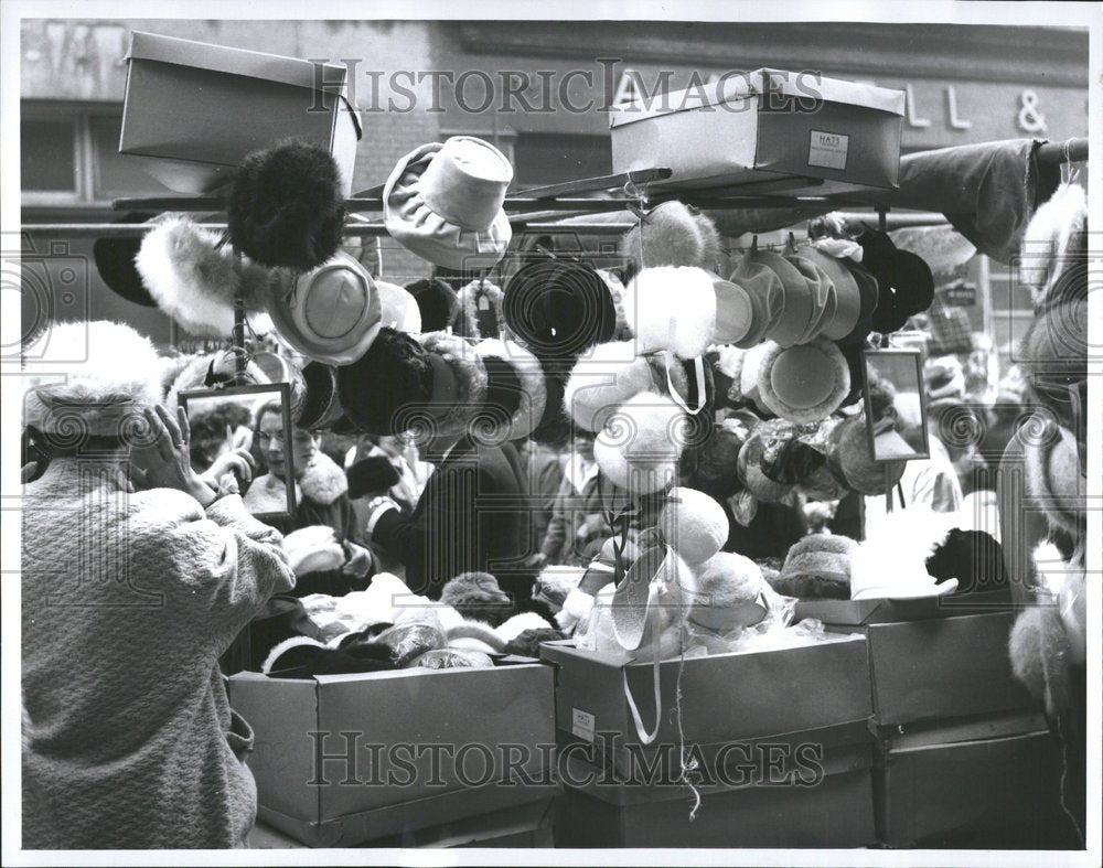 1961 Press Photo Petticoat Lane Market hat shop mirror - RRV46391 - Historic Images