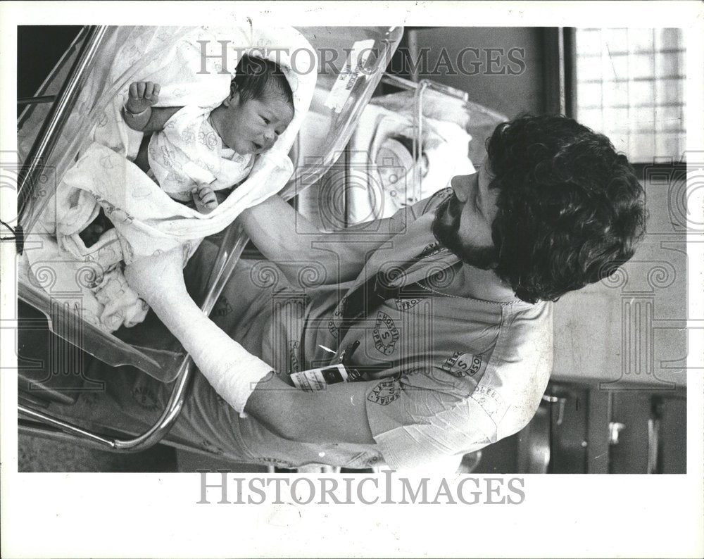 1983 Press Photo Male nurse in Sinai Hospital. - RRV46409 - Historic Images