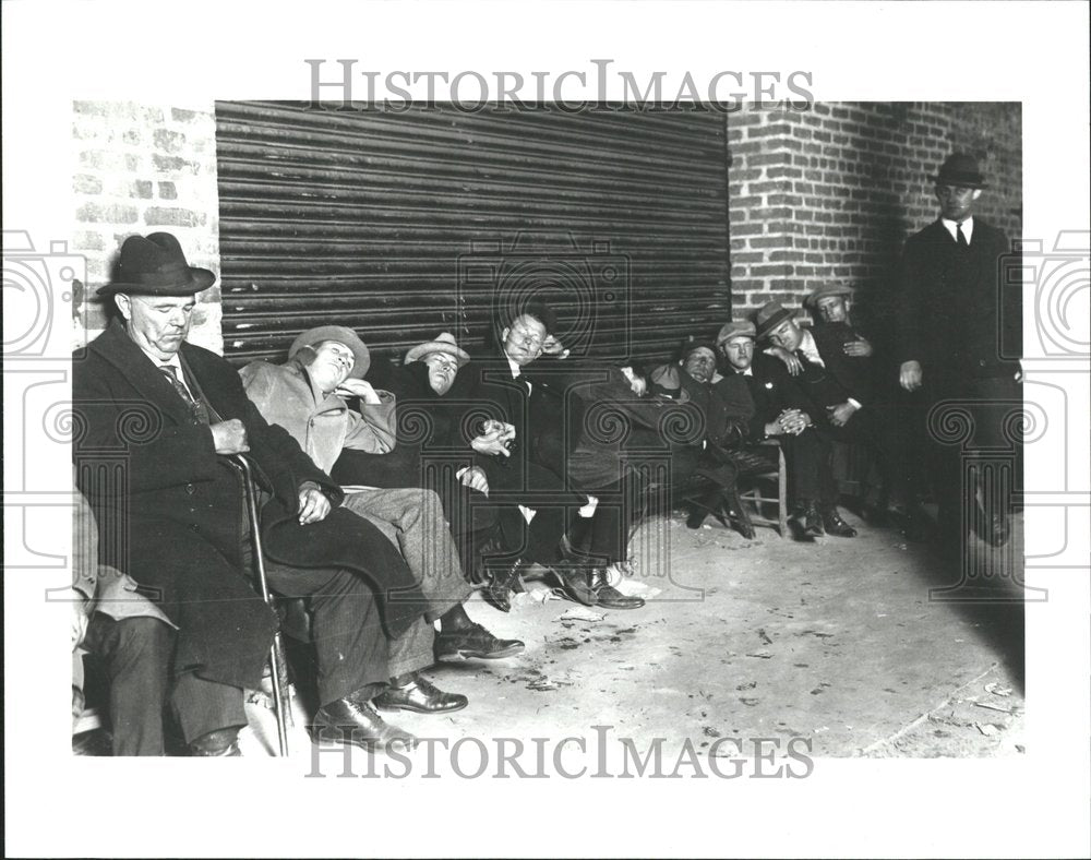 Press Photo People sleeping street shop - Historic Images