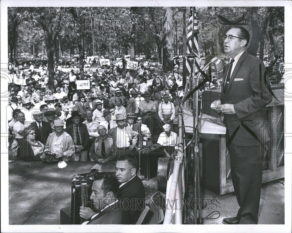 1963 Press Photo Emil Mazey Speak UAW Picnic Crowd Lot - RRV46981 - Historic Images