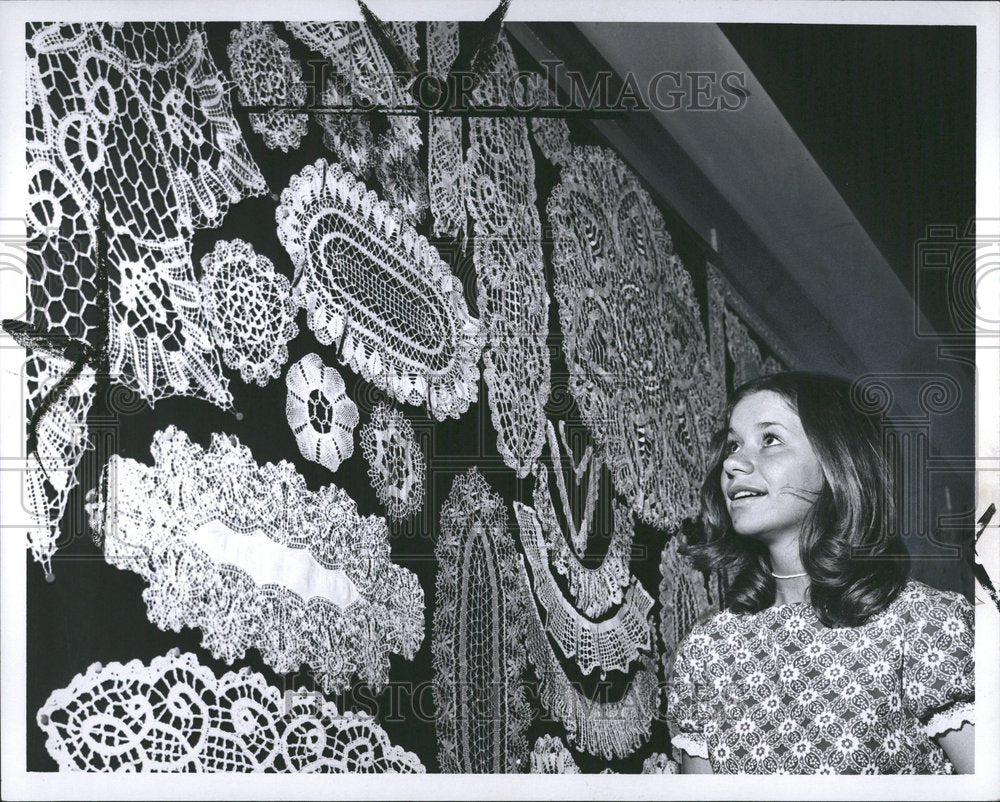 1970 Press Photo Luba Konowalskyj Lace Exhibit Crust - Historic Images