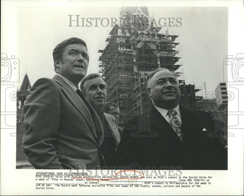 1974 Press Photo Mike Douglas Joseph Adamov Moscow show - RRV47171 - Historic Images