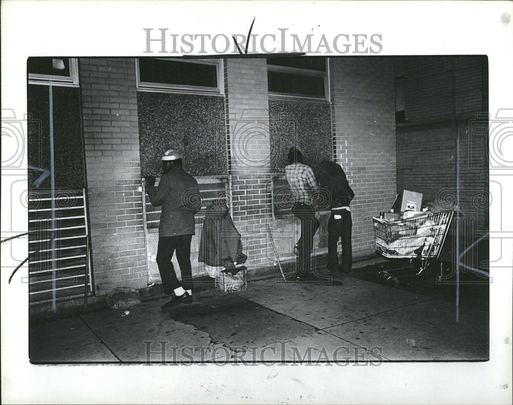 1980, Street People warm exhaust vents - RRV47189 - Historic Images