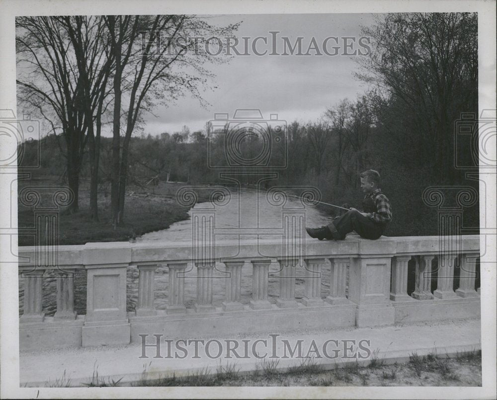 1945 Press Photo Sturgeon River Wolverine Man Wall Sit - RRV47271 - Historic Images