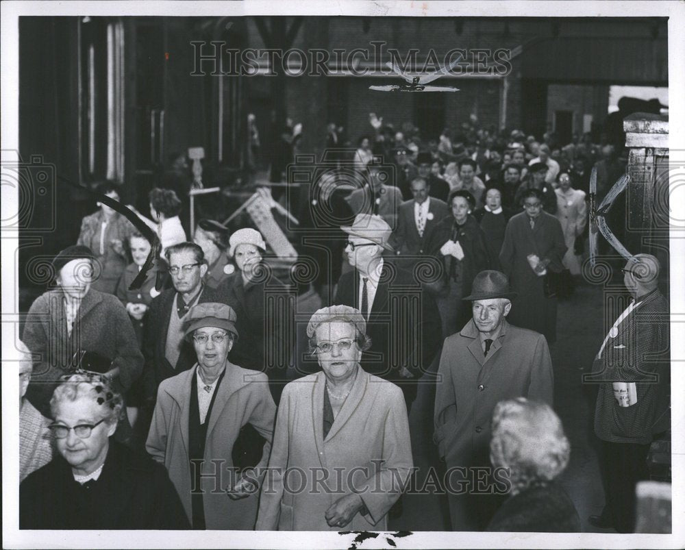 1969 Press Photo Ran Dom Tour Grand Trunk Street people - RRV47351 - Historic Images