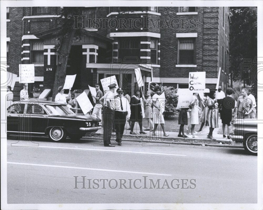 1965 Press Photo Robert Robertson Lt Ezorge Rose Det - Historic Images