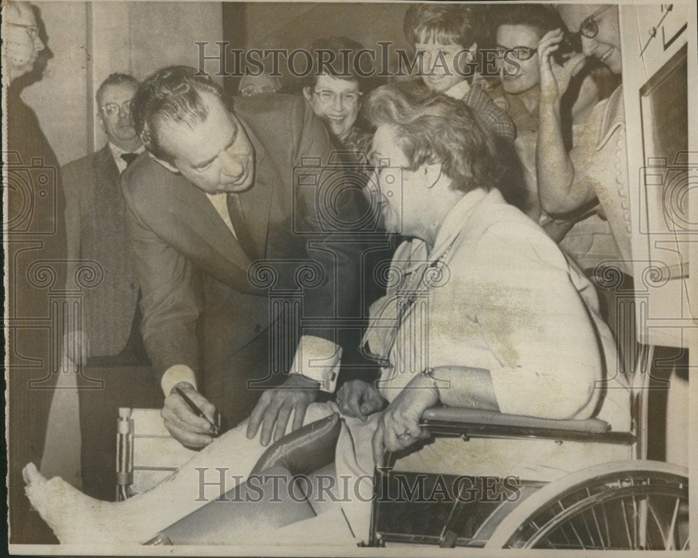 1969 Nixon Autograph leg Rita Moroney John - Historic Images