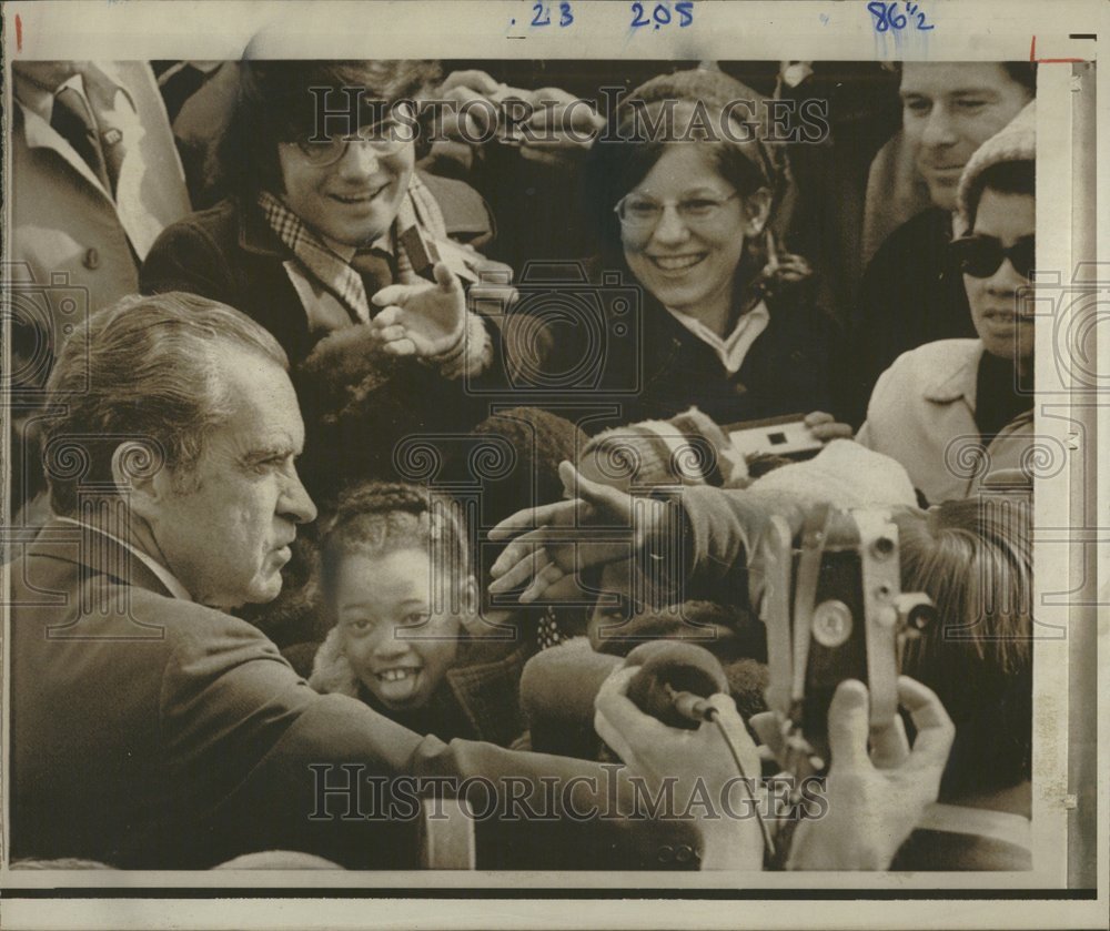 1974 Lincoln Memorial President Nixon hands - Historic Images