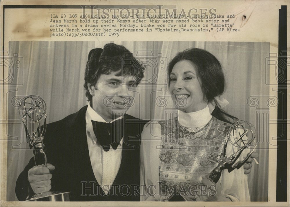 1975 Press Photo Robert Blake Jean Marsh Emmy Winners - RRV47907 - Historic Images