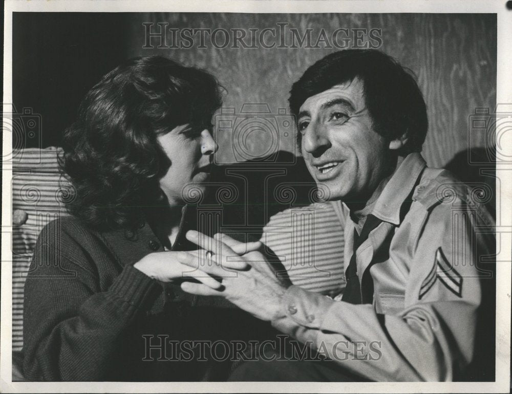 1980, Klinger Jamie farr quarters bring army - RRV48427 - Historic Images