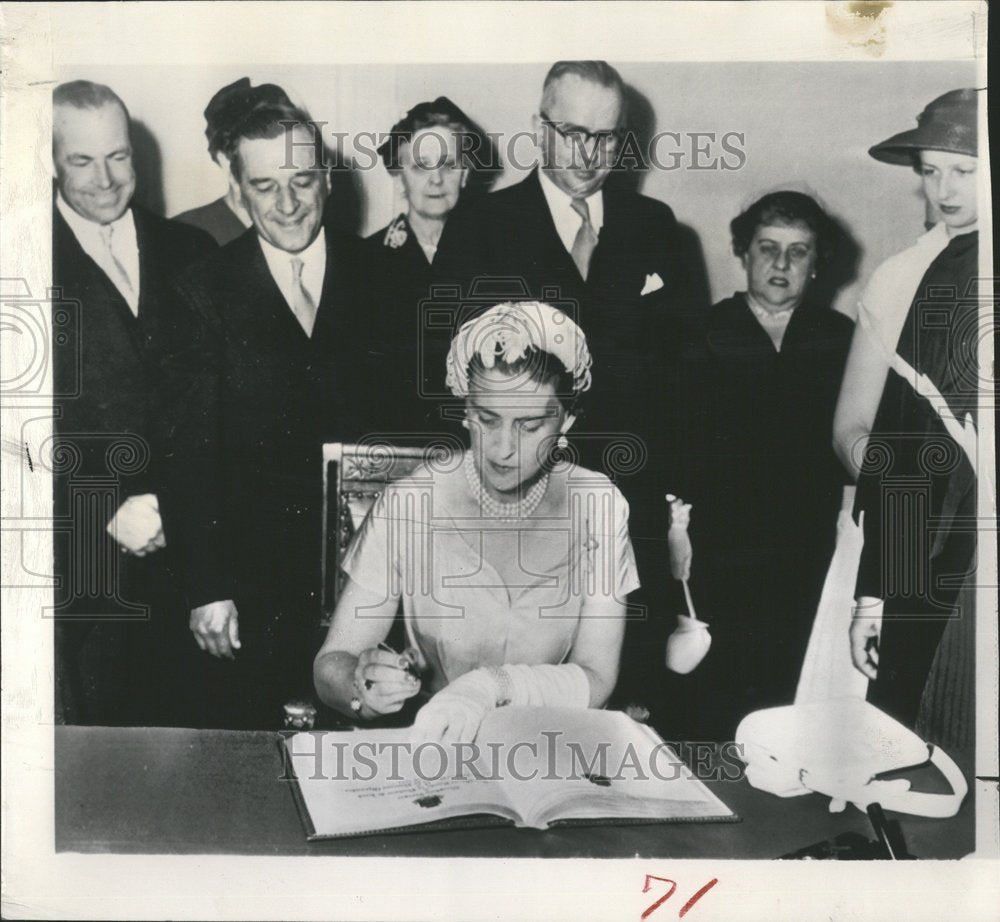 1954 Press Photo Duchess Of Kent Guestbook Quebec - RRV48519 - Historic Images