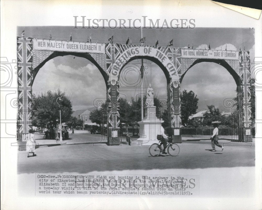 1953 Press Photo Decorating For the Queen&#39;s Arrival - RRV48577 - Historic Images