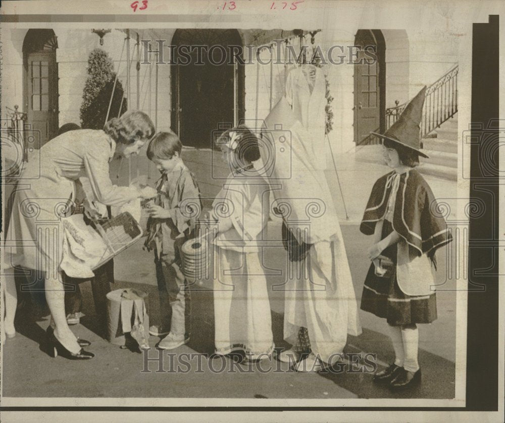 1974 Betty Ford greets costumed children. - Historic Images