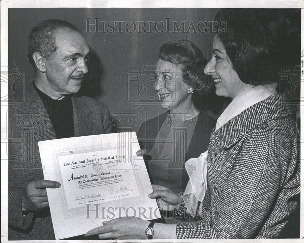 1964 Press Photo Actor Levene Receiving Honor Citation - RRV49753 - Historic Images