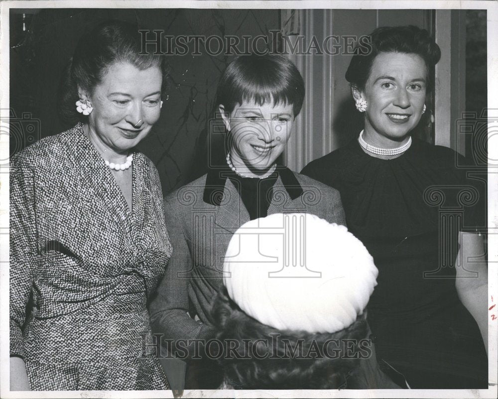 1956 Press Photo Julie Harris star Mrs William Richard - RRV49887 - Historic Images