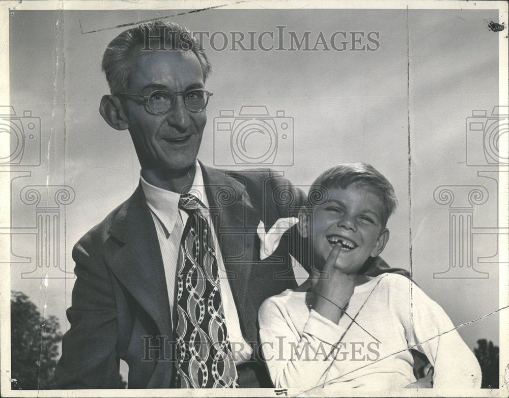 1949 Press Photo Lawrence Martin With Kid Showing Teeth - Historic Images