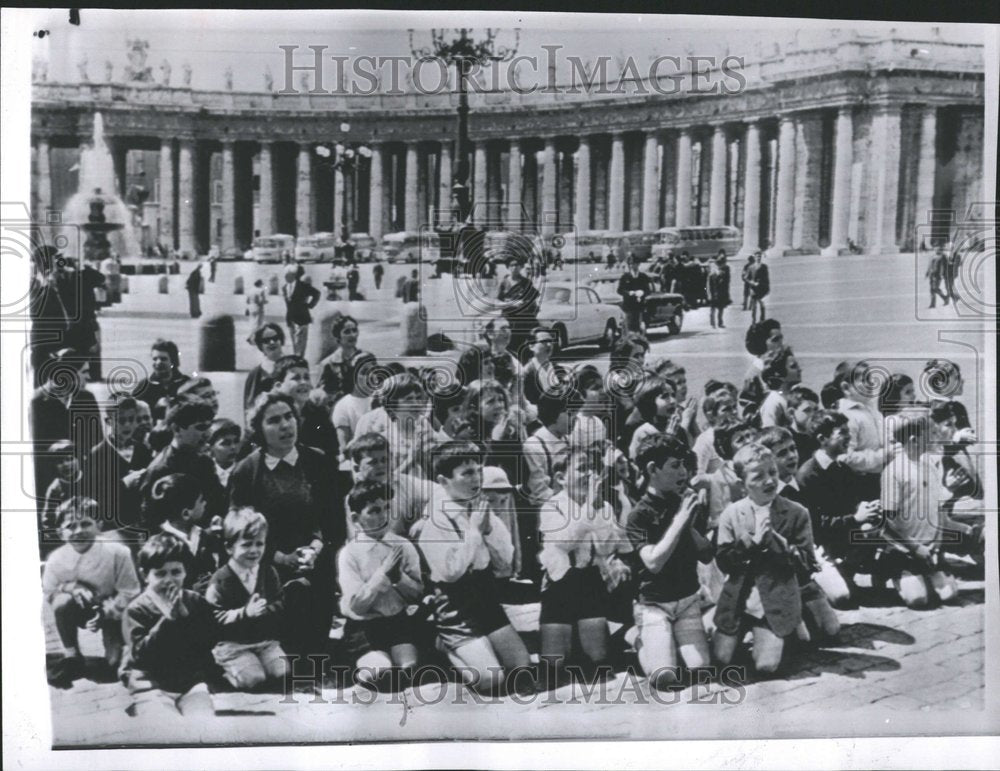 1963 Press Photo St Peters Square Students Praying - RRV50263 - Historic Images