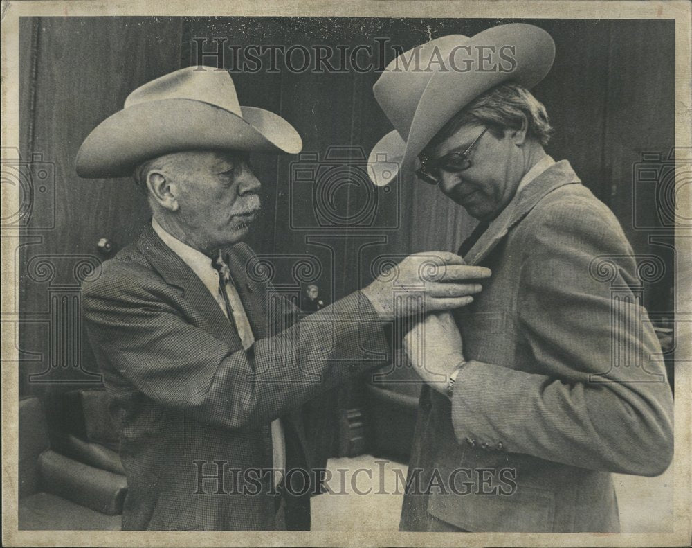 1976 Press Photo Red Fenwick Colorado Gov Dick Lamm - Historic Images