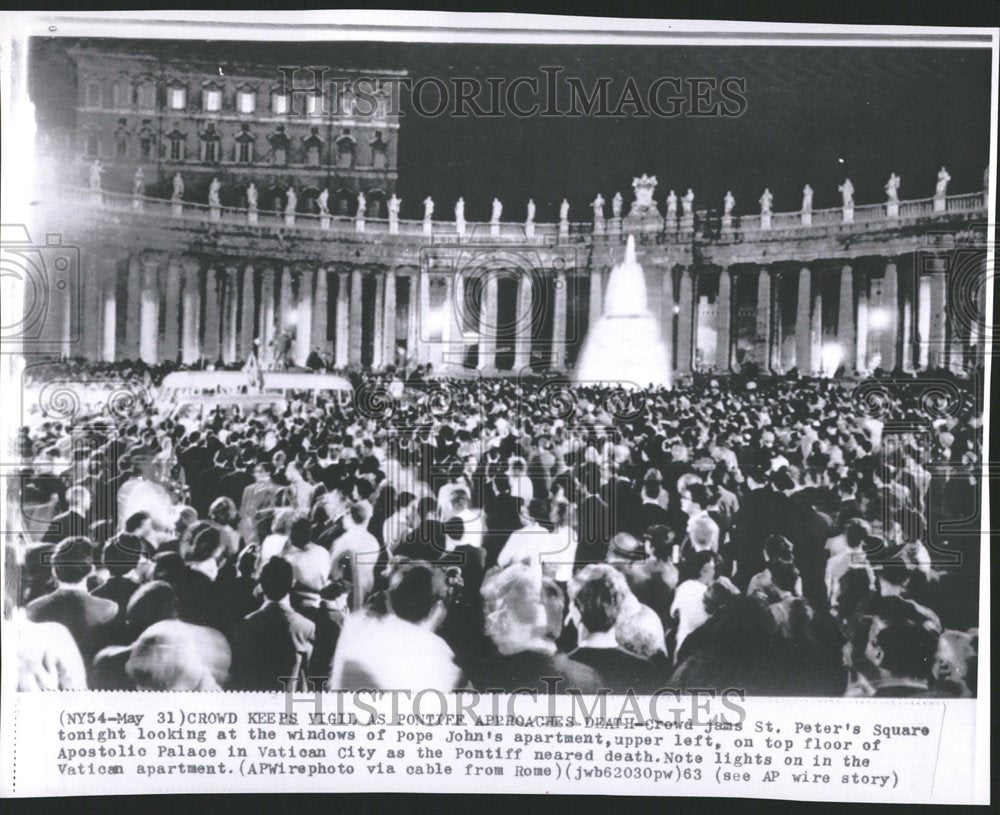 1963 Press Photo Crowd Keeps Vigil Over Pope John XXII - Historic Images