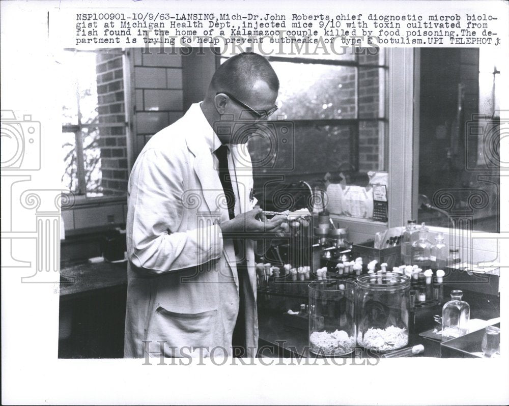 1963 Press Photo micro bilolgist Mich. Health dept. - RRV51053 - Historic Images