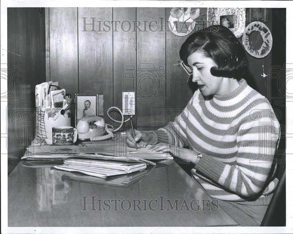 1967 Press Photo Mrs William Trice Writing Down Lists - RRV51395 - Historic Images