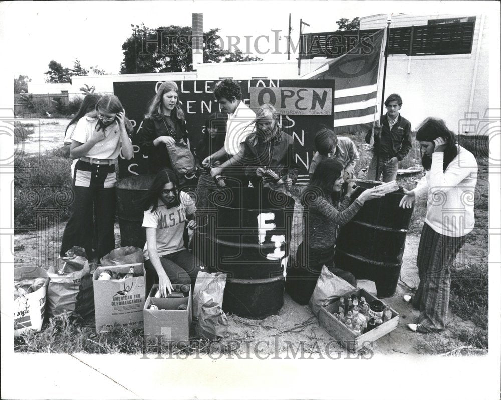 1971 Recycling Group Separating Glass - Historic Images