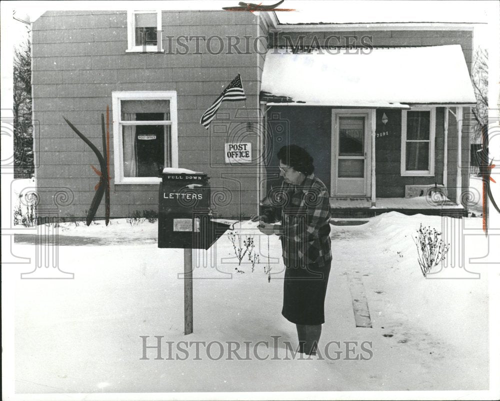 1965 Mrs Robert Gordanier Bentley Mailbox - Historic Images