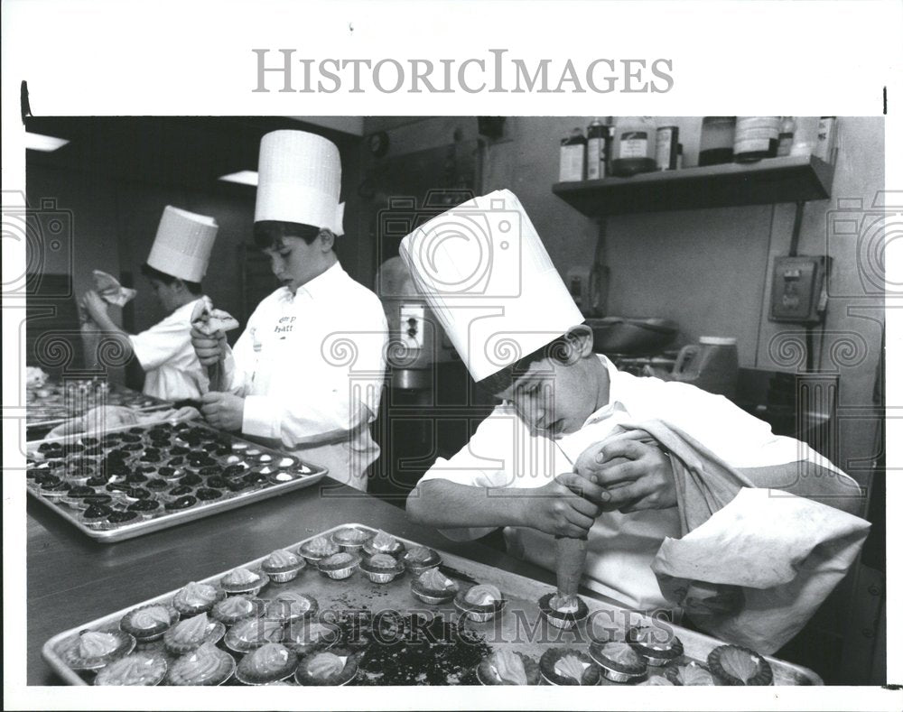 1992 Elementary Students Working Hotel - Historic Images