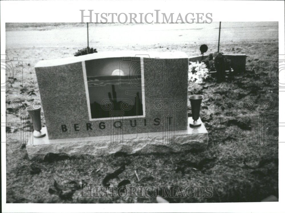 1987 Press Photo Bergquist Tombstone Sunset Art - RRV51781 - Historic Images