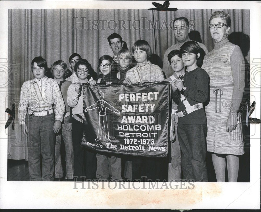 1974 Press Photo Holcomb School Green Pennant Awards - RRV51811 - Historic Images