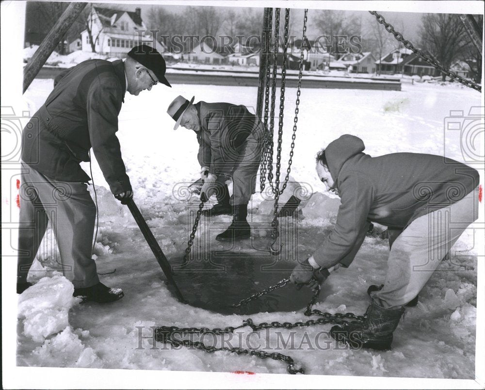 1957 Press Photo St Clair Lake Removing Boat Obstacle - RRV51847 - Historic Images