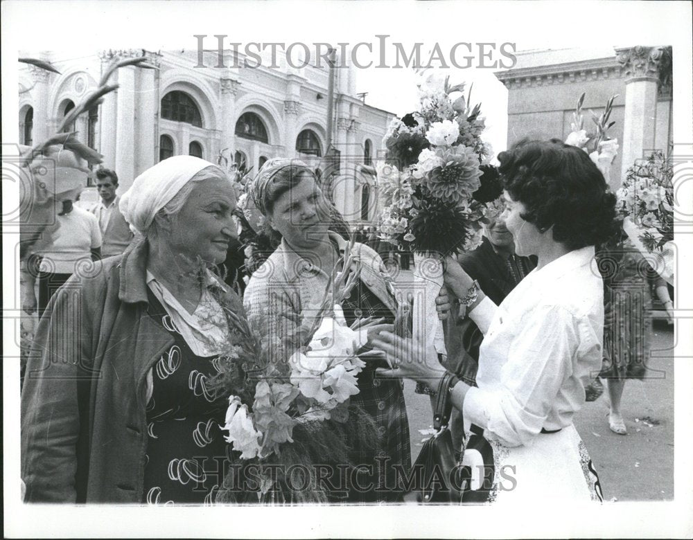 1959 Press Photo Columnist Ann Lander buy flower vendor - RRV52495 - Historic Images