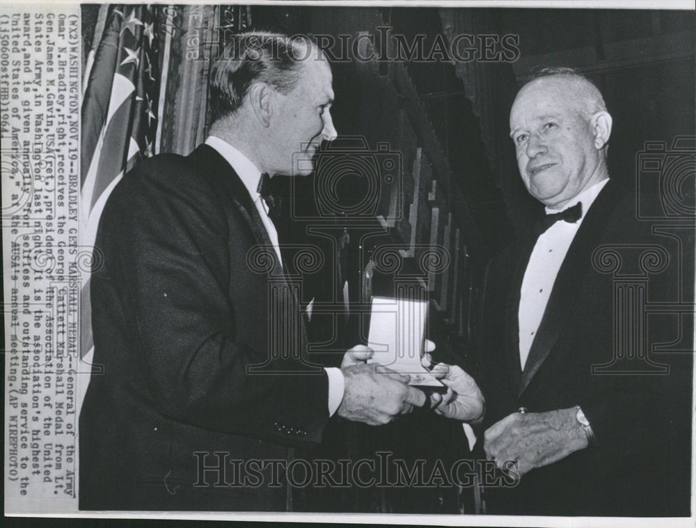 1964, Gen. Omar Bradley Gets Marshall Medal - RRV52585 - Historic Images